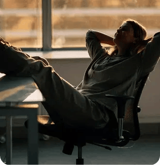 Frau-entspannt-im-Stuhl